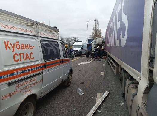 Три грузовика столкнулись на дороге в Краснодарском крае