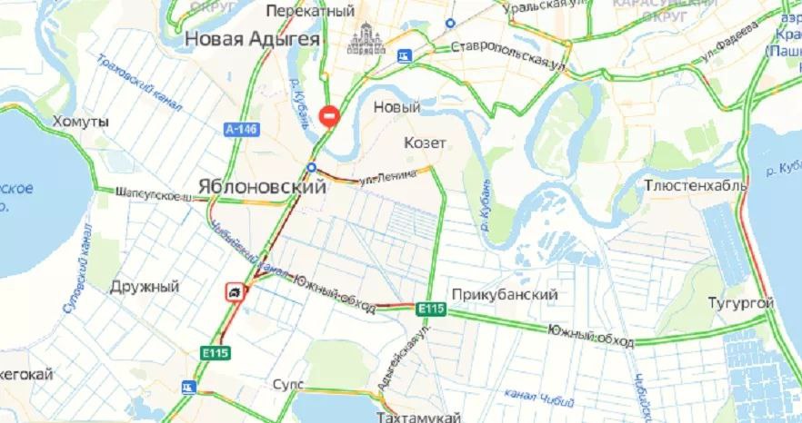При въезде в Краснодар образовалась сложная ситуация с автомобильными пробками