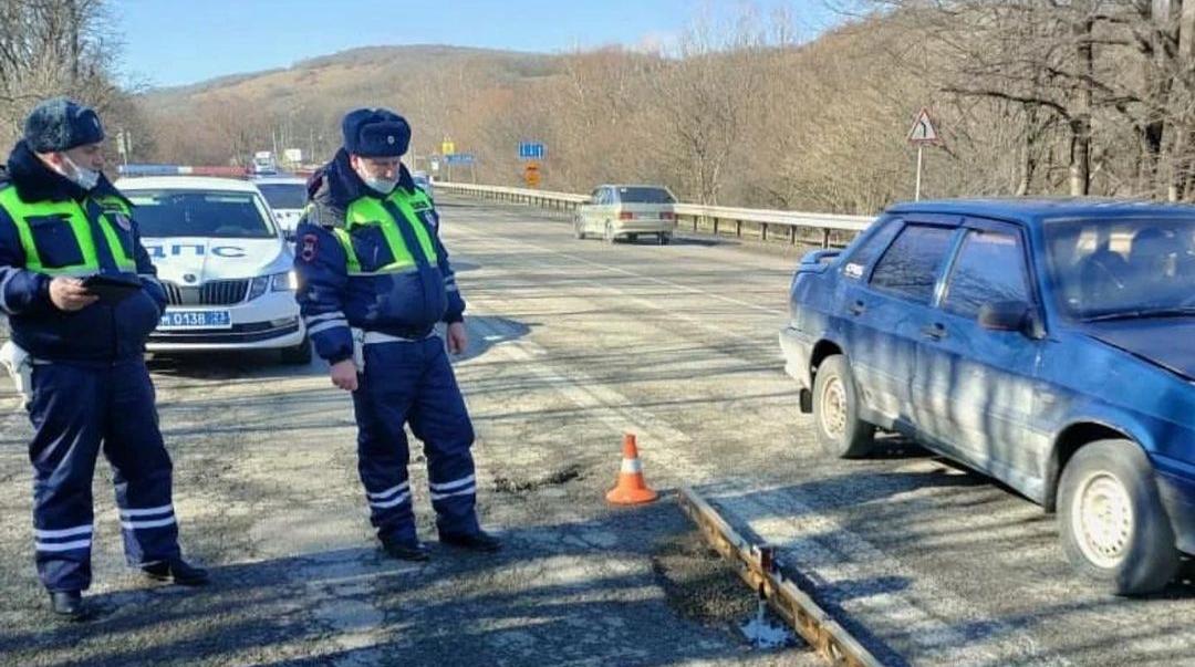 На опасной трассе под Новороссийском водители «убивают» машины