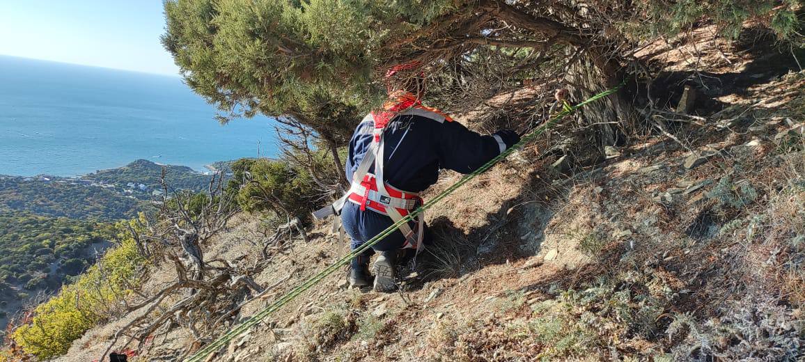 В Анапе спасатели снимали  два часа с горы испуганного туриста