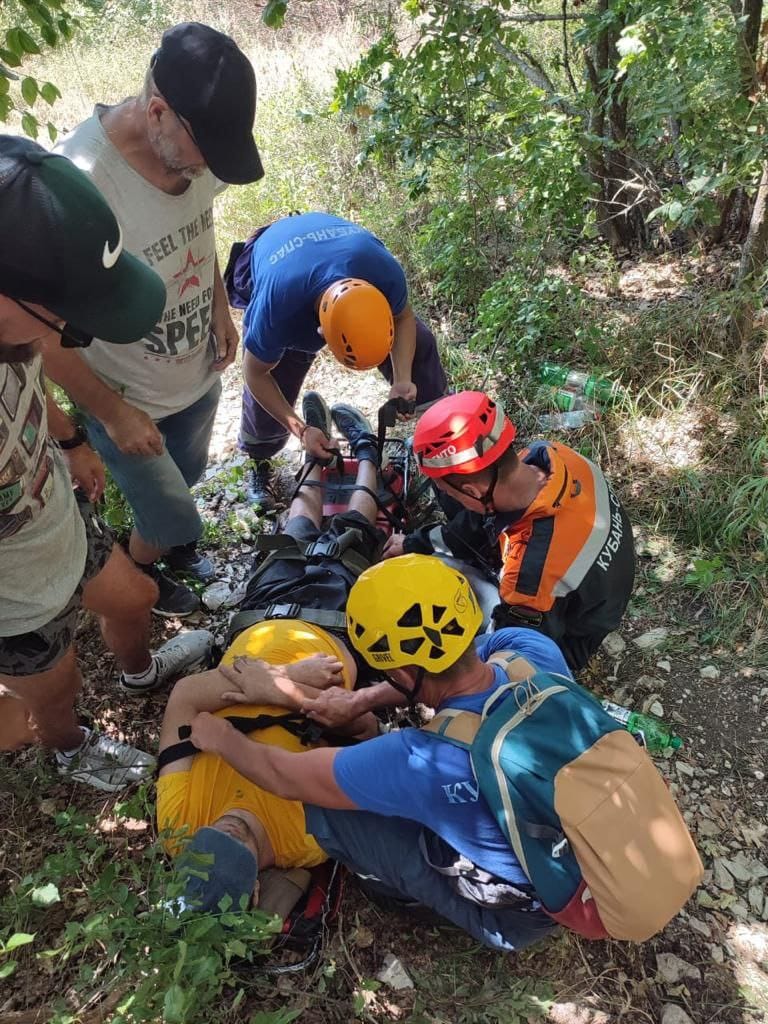 В Геленджике спасатели с горы спустили инвалида 2 группы