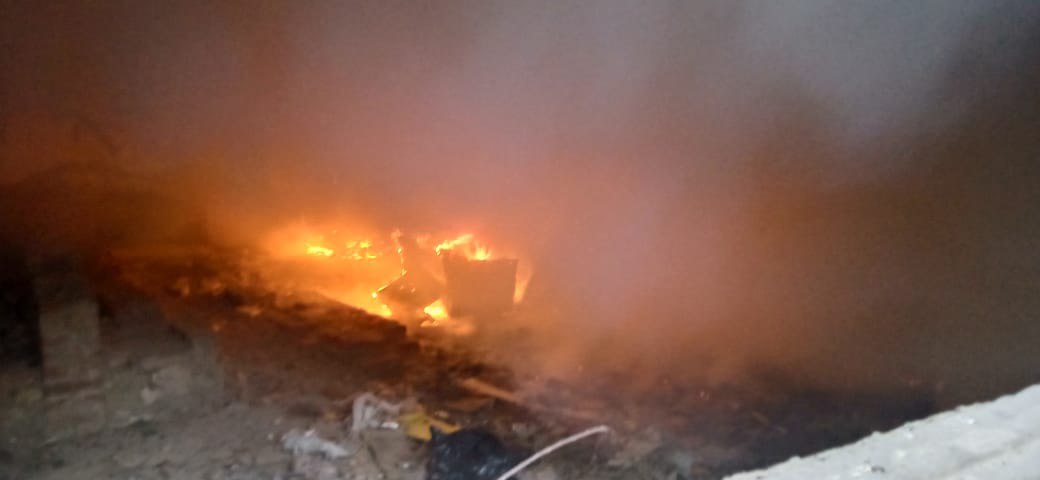 В Кропоткине пожарные тушили огонь в заброшенном здании ВИДЕО