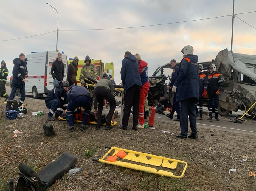 Пятеро пострадавших в ДТП с бензовозом и автобусом в Краснодарском крае находятся в тяжелом состоянии
