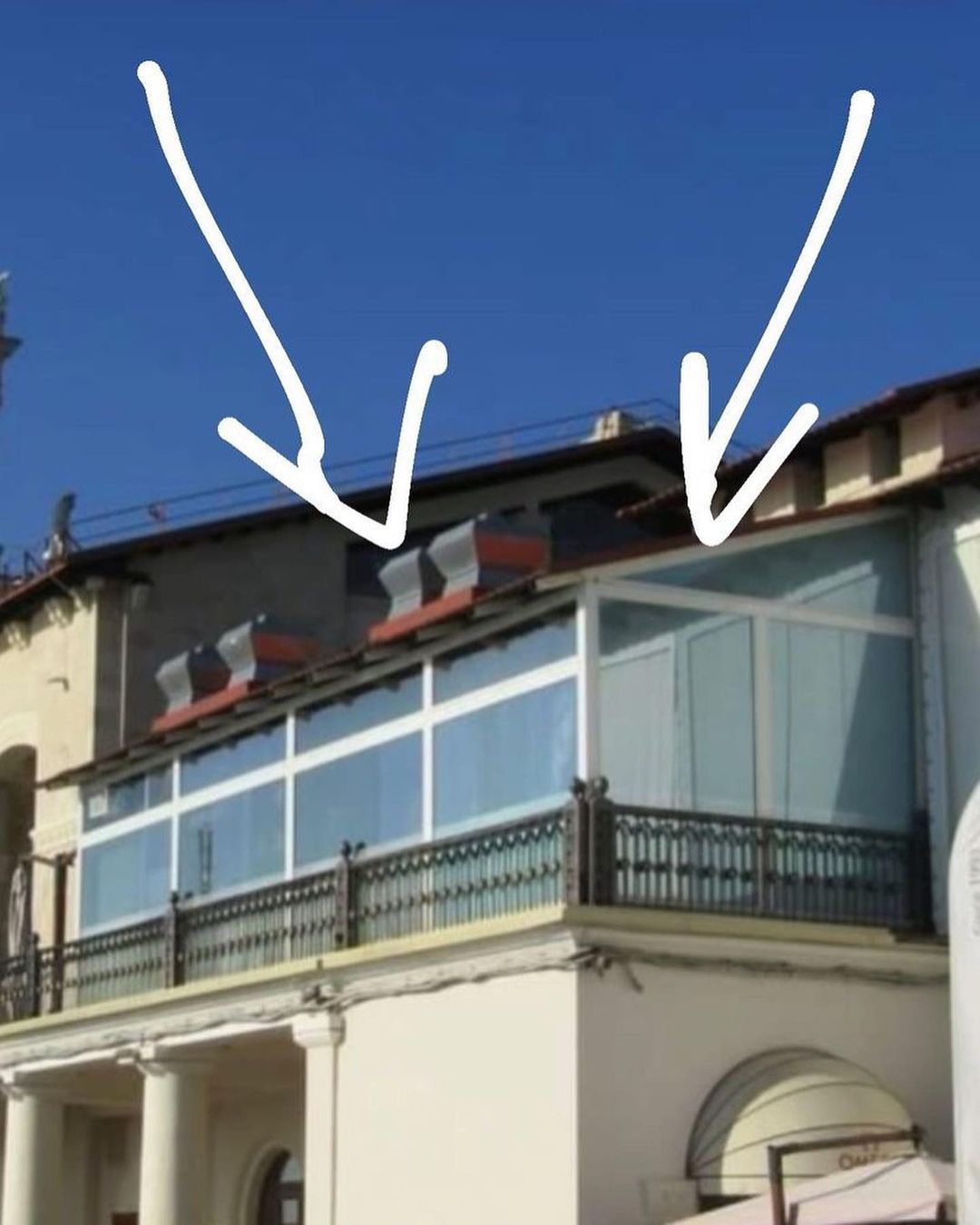 В Сочи снесли нелепую пристройку на крыше морвокзала