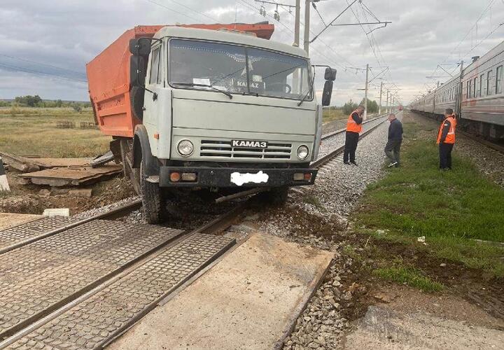 Ехавший из Адлера пассажирский поезд столкнулся с грузовиком