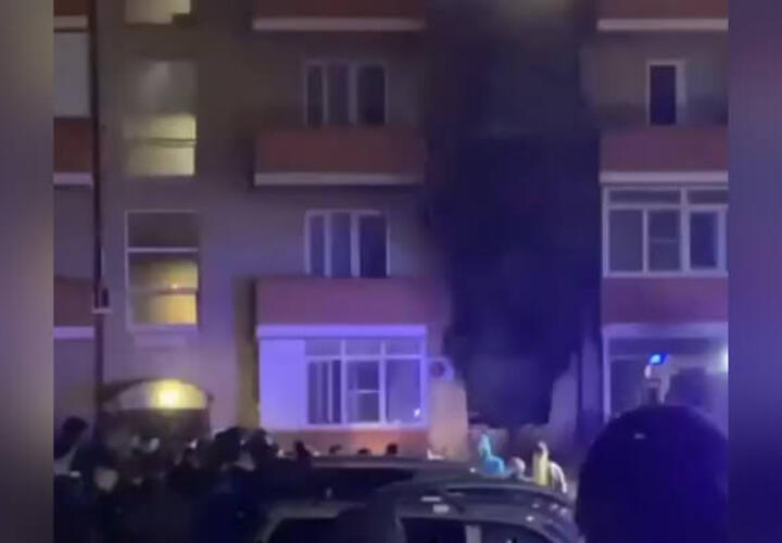 В Краснодаре при пожаре в многоэтажке от огня спасли 14 человек