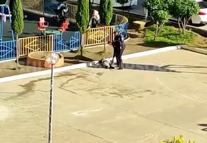В Сочи полицейские с помощью шокера будили мужчину 