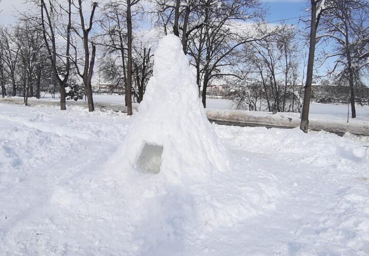 В краснодарском парке «Кубань» построили дом эскимосов из снега ВИДЕО