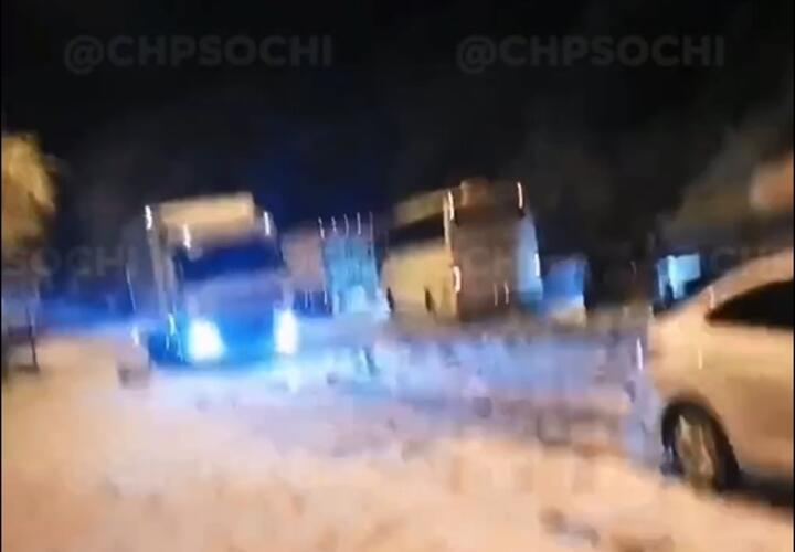 В Сочи из-за снегопада встали около сорока машин