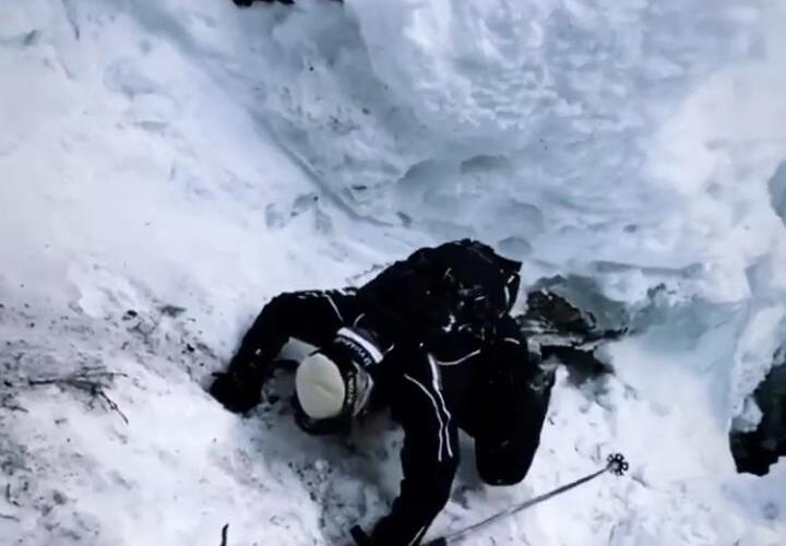 В Сочи лыжник угодил в ущелье под снегом ВИДЕО
