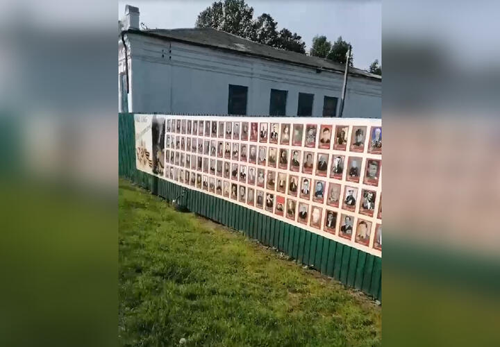 «Стыдно!»: жителей Кубани возмутили фото ветеранов на заборе стройки
