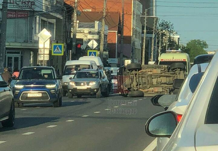 В центре Краснодара на дороге опрокинулся Gelandewagen