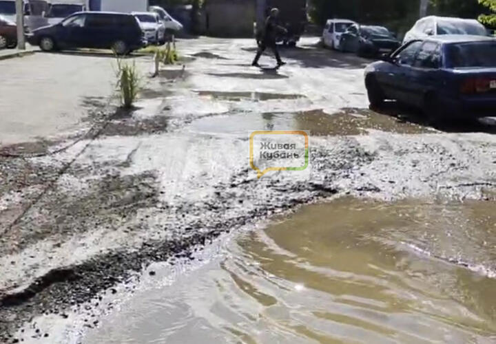 В Краснодаре на дороге, которую ремонтировали по поручению Путина, люди тонут в грязи