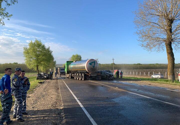 В Темрюкском районе Кубани произошло жесткое ДТП с грузовиком