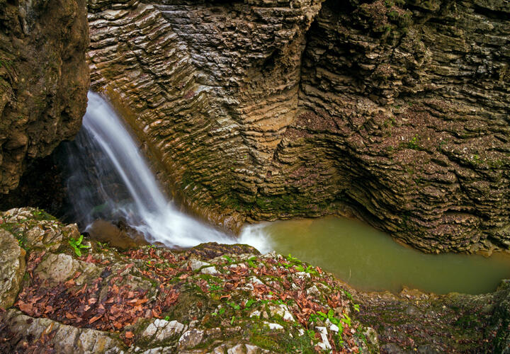 Величественная мощь каскада водопадов Руфабго зовет туристов в Адыгею