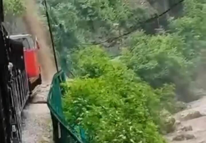 В Гуамском ущелье на паровоз с туристами обрушился сель