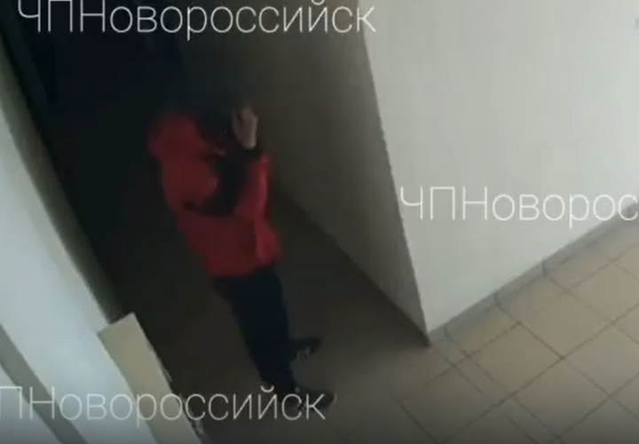 В Новороссийске разыскивают преследователя в красной куртке 