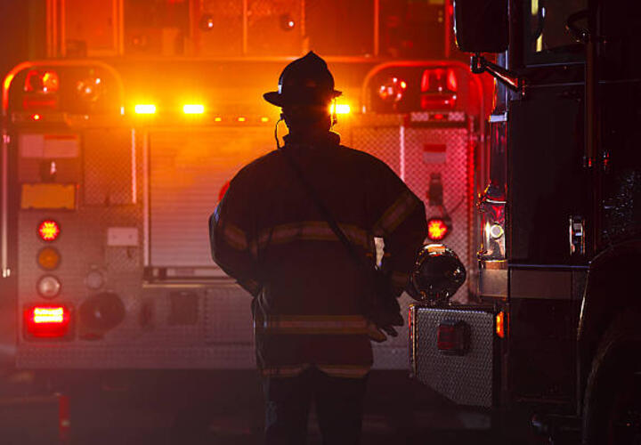 В Анапе пожарные почти полтора часа тушили хозпостройку