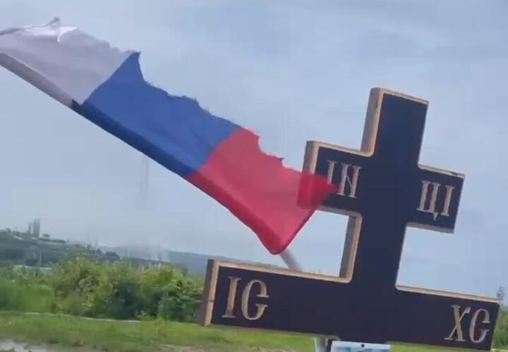 Во Владивостоке порезали флаги на могилах участников СВО