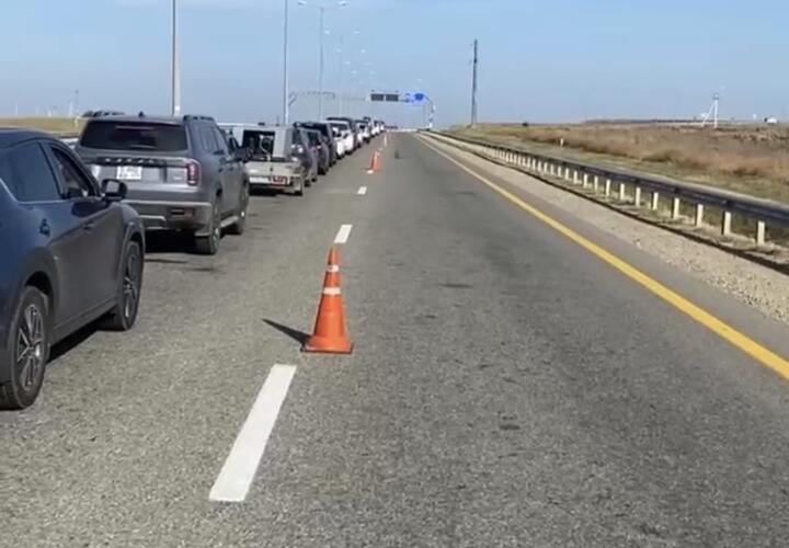Пробка более чем в 1000 машин образовалась на подъезде к Крымскому мосту
