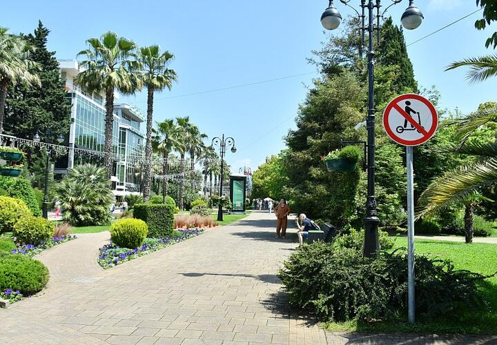 В Сочи установили более 20 уличных знаков, запрещающих езду на электросамокатах
