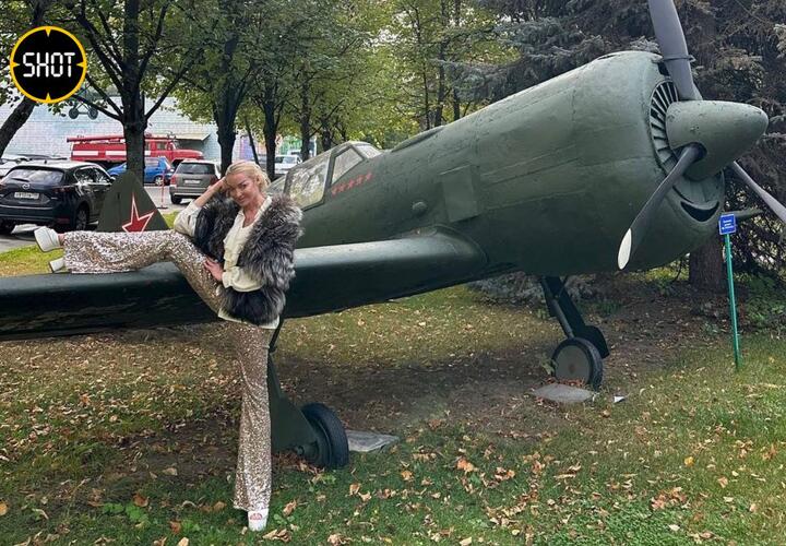 Это позор!: в Сети хейтят балерину Волочкову из-за фото с самолетом времен войны