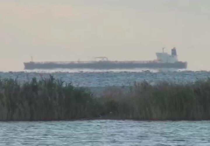 В Новороссийске над поверхностью воды снова заметили огромный летающий корабль
