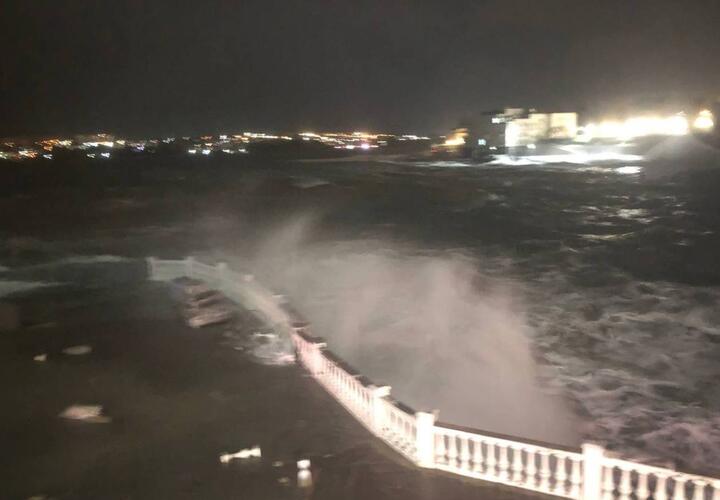 «Хрусталки больше нет»: огромные волны набросились на один из популярнейших пляжей Севастополя