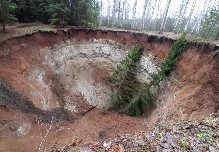 Необъяснимый гигантский провал обнаружен в башкирском лесу