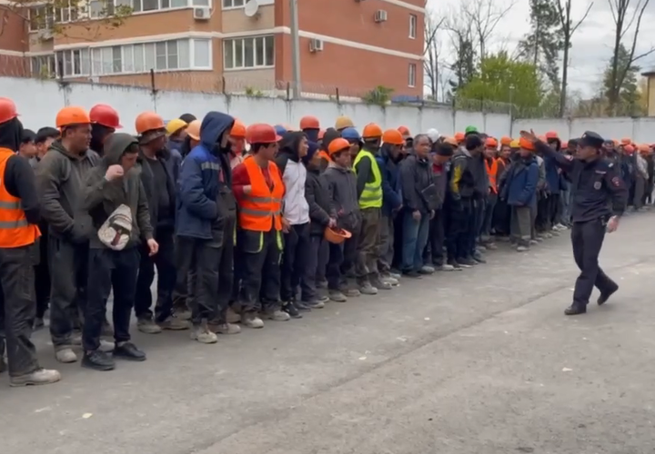Полицейские установили личности мигрантов, устроивших массовую драку на стройке в Краснодаре