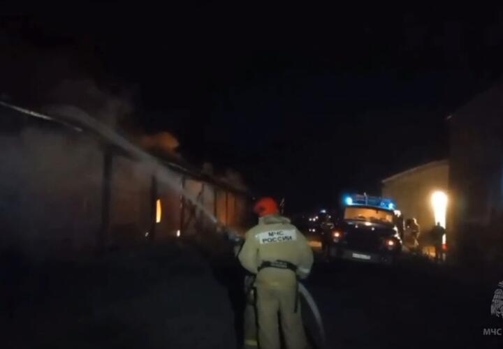Пожар в складском ангаре в Ейском районе Кубани спасатели тушили почти двое суток