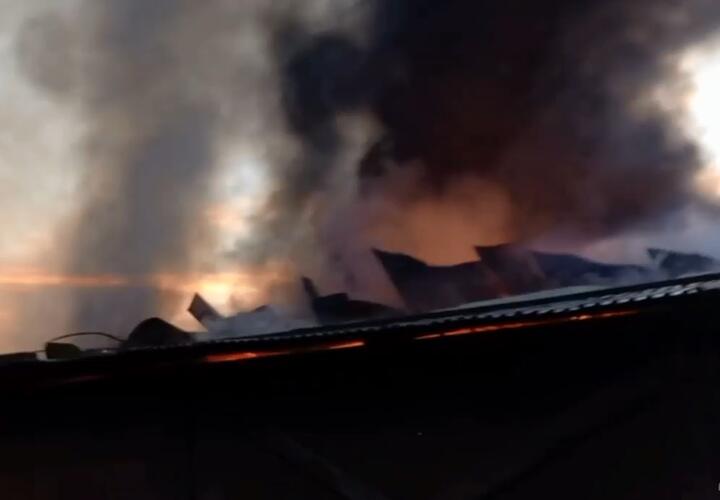 В Краснодарском крае огонь выжег 5000 метров складов сельхозпродукции