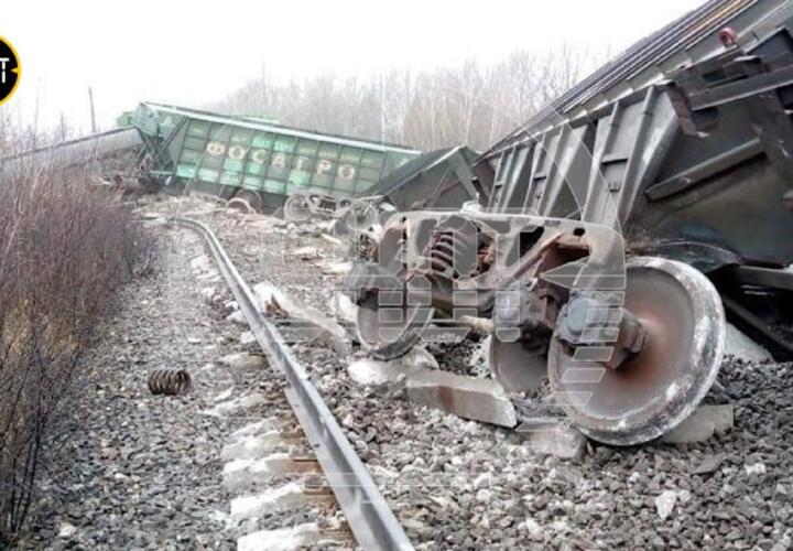 Взрыв на железной дороге: 19 вагонов сошли с рельсов