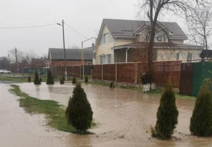 Дворы и улицы в четырех станицах Павловского района Кубани затопило после сильных дождей