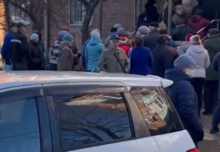 Пенсионеры в Апшеронске стоят в очередях за талонами