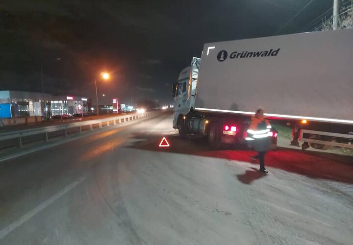 В Новороссийске пешеход попал под грузовик, перебегая дорогу в неположенном месте