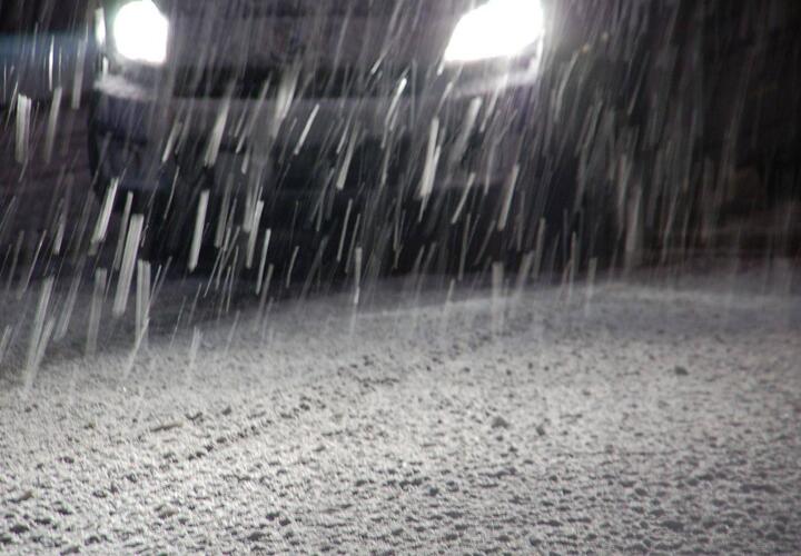 Движение по дорогам в нескольких районах Кубани затруднено из-за снега и гололеда