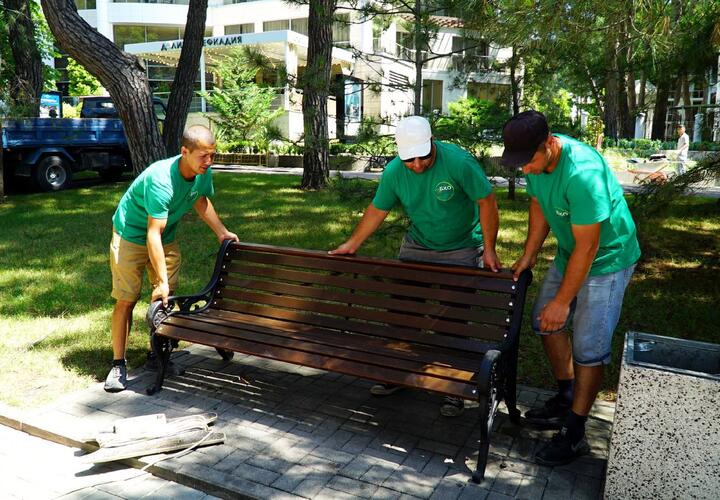 Мэр Геленджика и его команда меняют распиаренные скамейки на новые