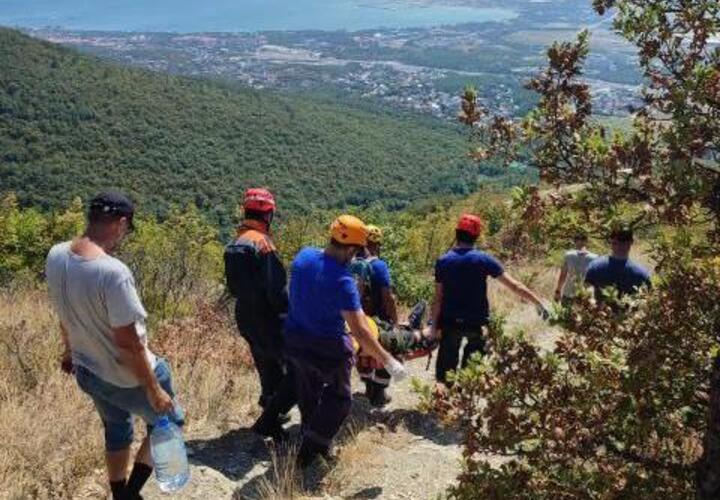 В Геленджике спасатели с горы спустили инвалида 2 группы