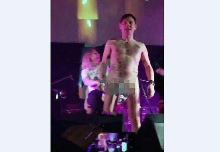 В Краснодар с концертом приедет музыкант, вышедший на сцену голый, прикрывшись носком