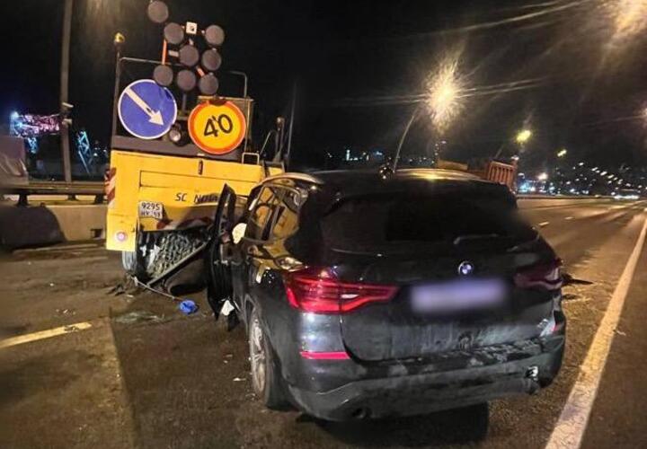 В Сочи водитель иномарки погиб, врезавшись в машину дорожной службы