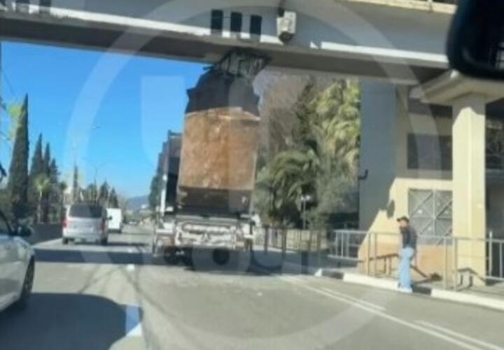 Невозможное - возможно: грузовик в Сочи сумел застрять под мостом, считавшимся полностью безопасным для машин