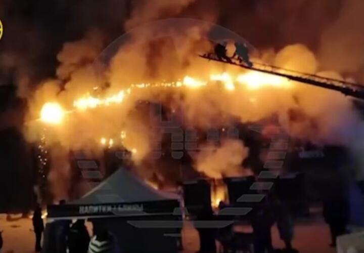  «Они не давали нам выйти»: паника возникла во время пожара в крупном центре отдыха в Тольятти