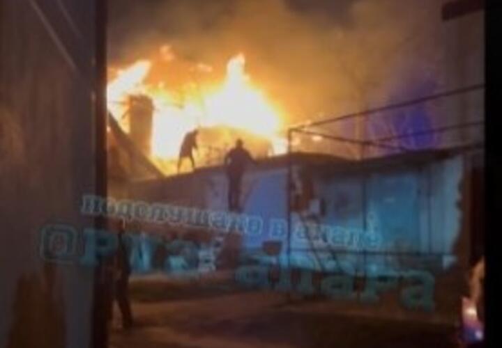 В Анапе вновь произошел сильный пожар, на этот раз - в гаражном кооперативе