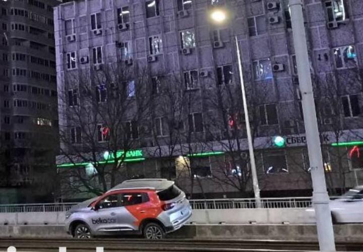 На Садовом мосту в Краснодаре каршеринговый автомобиль неожиданно вылетел на рельсы