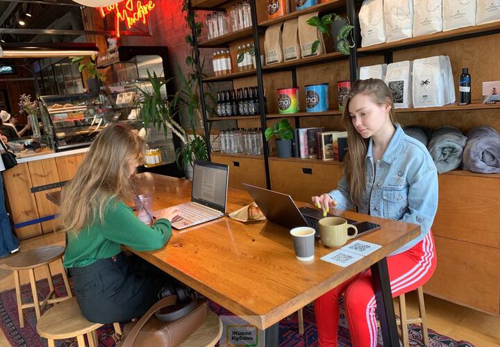 Молодёжь переплачивает ради атмосферы: в кофейнях Новороссийска не отдыхают, а работают