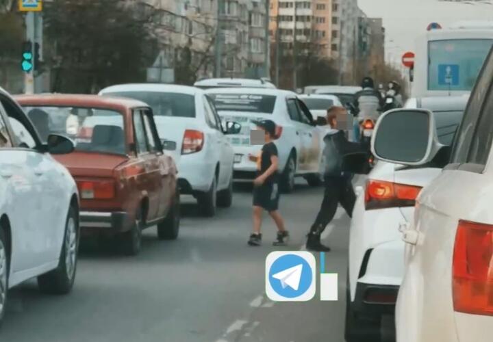 Родителям должно быть стыдно: маленькие дети попрошайничают на дорогах Краснодара