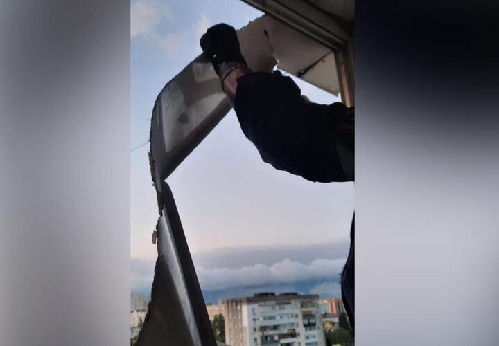 Штормовой ветер в Новороссийске снес часть балкона в квартире пенсионерки