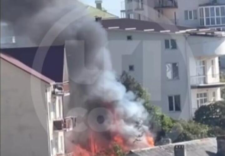 Сильный пожар начался в микрорайоне Мамайка в Сочи