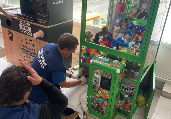 Жертва любопытства: в Новороссийске ребенок застрял головой в игровом автомате